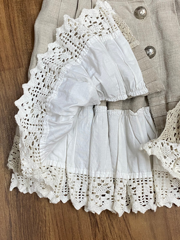 „Kurzer Trachtenrock in Beige mit Häkelspitze und traditionellem Landhausstil“