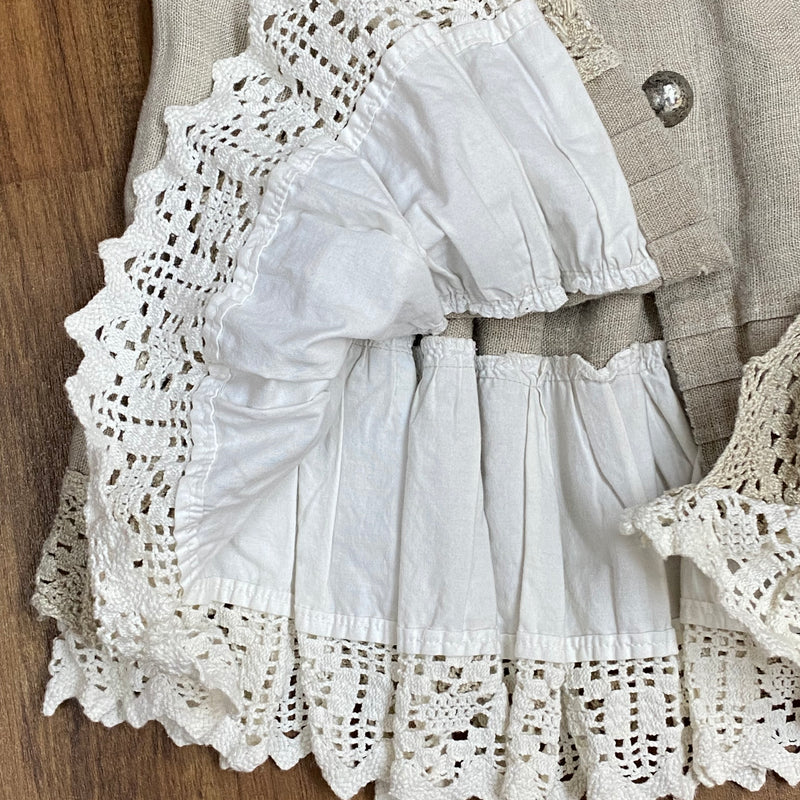 „Kurzer Trachtenrock in Beige mit Häkelspitze und traditionellem Landhausstil“