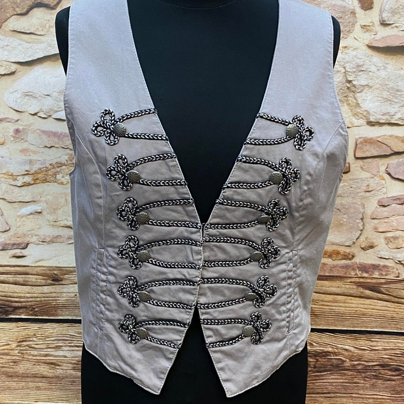 „Vintage Trachtenweste in Grau mit dekorativen Posamenten, Vorderansicht“