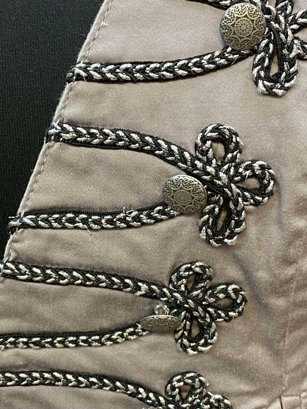 „Detailansicht der Posamenten und Metallknöpfe einer Vintage Trachtenweste“