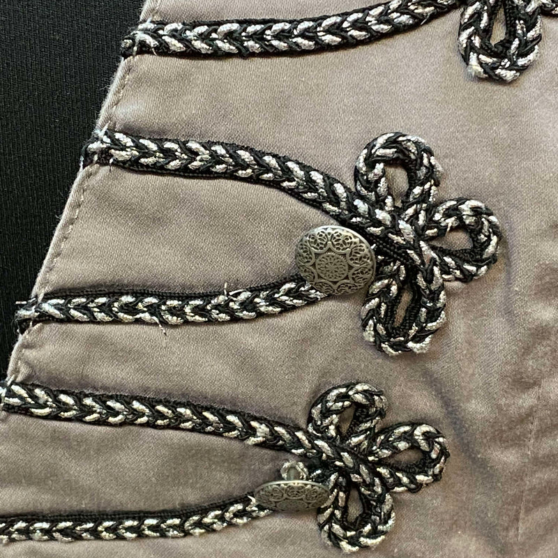 „Detailansicht der Posamenten und Metallknöpfe einer Vintage Trachtenweste“