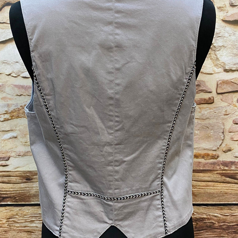 „Rückansicht einer grauen Vintage Trachtenweste mit tailliertem Schnitt“