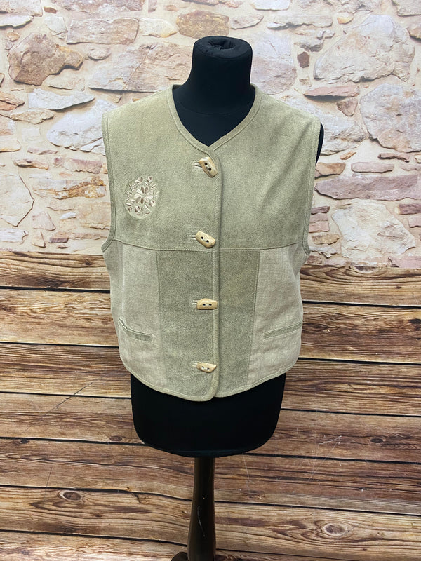 „Vintage Trachtenweste Damen Größe 36 Wildleder beige Vorderansicht mit Trachtenknöpfen“