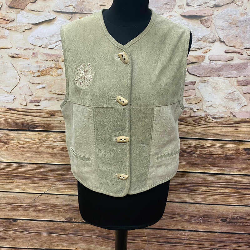 „Vintage Trachtenweste Damen Größe 36 Wildleder beige Vorderansicht mit Trachtenknöpfen“