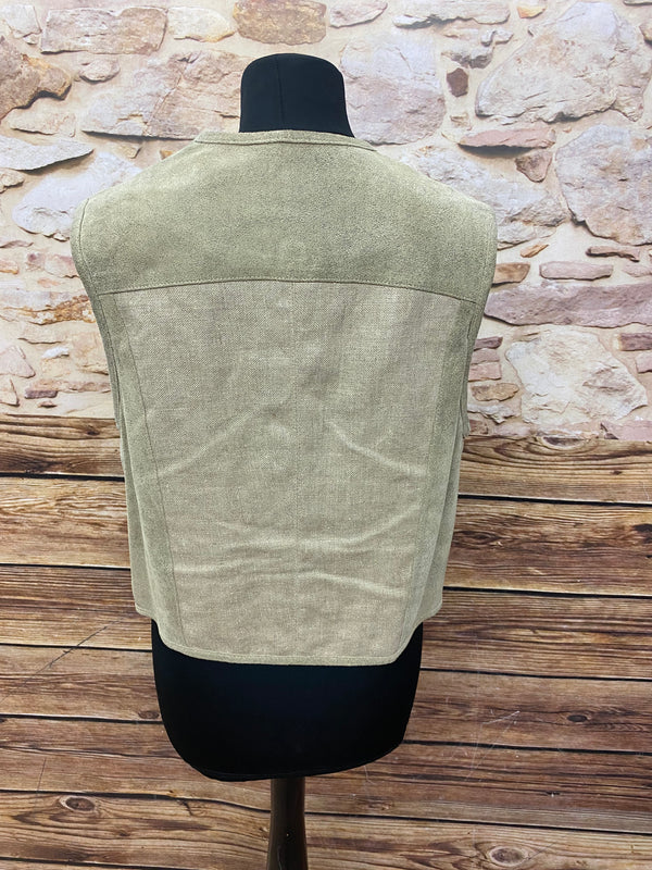 „Rückseite Trachtenweste Damen Veloursleder beige schlichter Schnitt Landhausstil“