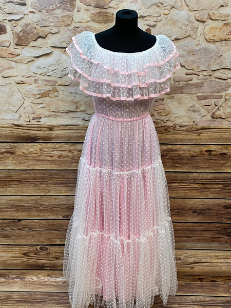 Bild 1 (Gesamtansicht):
„Vintage Tüllkleid rosa lang mit Volant-Ausschnitt Gr 34“