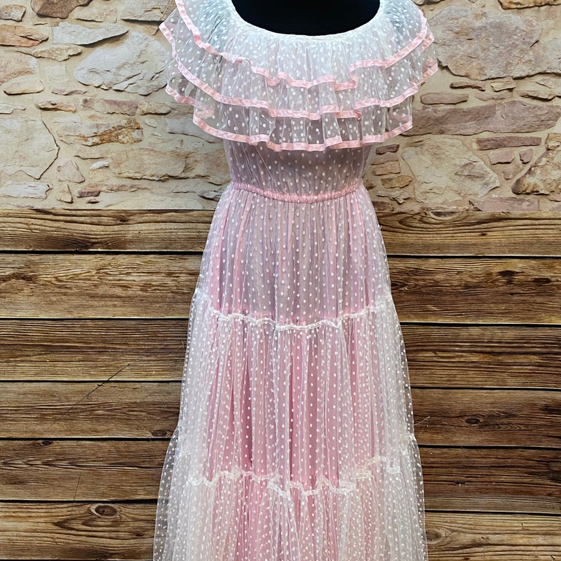 Bild 1 (Gesamtansicht):
„Vintage Tüllkleid rosa lang mit Volant-Ausschnitt Gr 34“