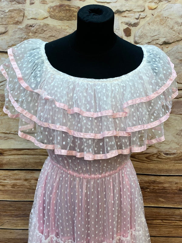 „Detail Volant-Ausschnitt rosa Vintage Kleid mit Tüll und Satinband“