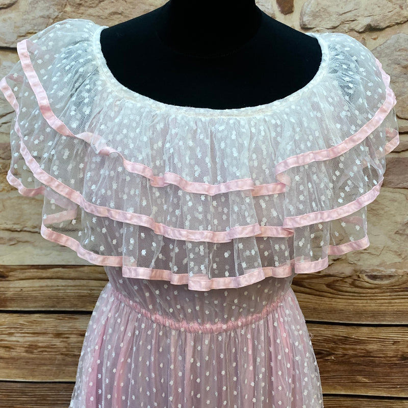 „Detail Volant-Ausschnitt rosa Vintage Kleid mit Tüll und Satinband“