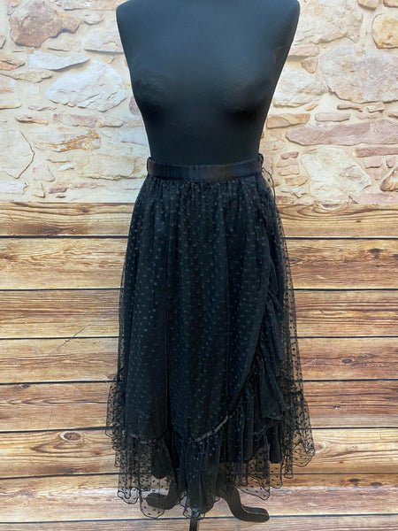 „Schwarzer Vintage Tüllrock mit feinem Punktmuster auf Schneiderpuppe“