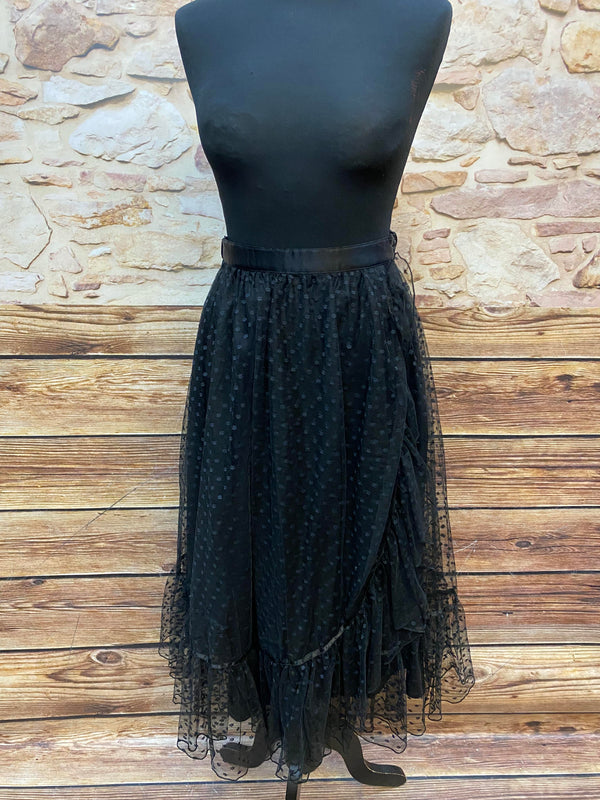 „Schwarzer Vintage Tüllrock mit feinem Punktmuster auf Schneiderpuppe“