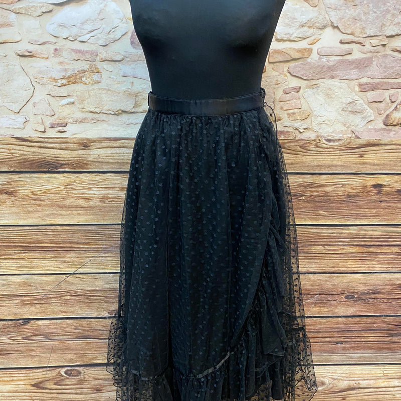 „Schwarzer Vintage Tüllrock mit feinem Punktmuster auf Schneiderpuppe“