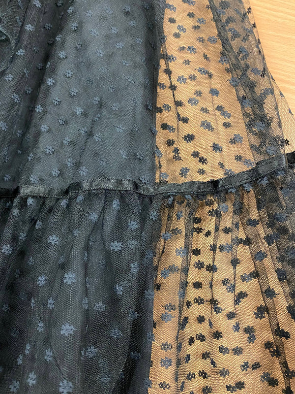 „Nahaufnahme des gemusterten Tüllstoffs mit Dots“