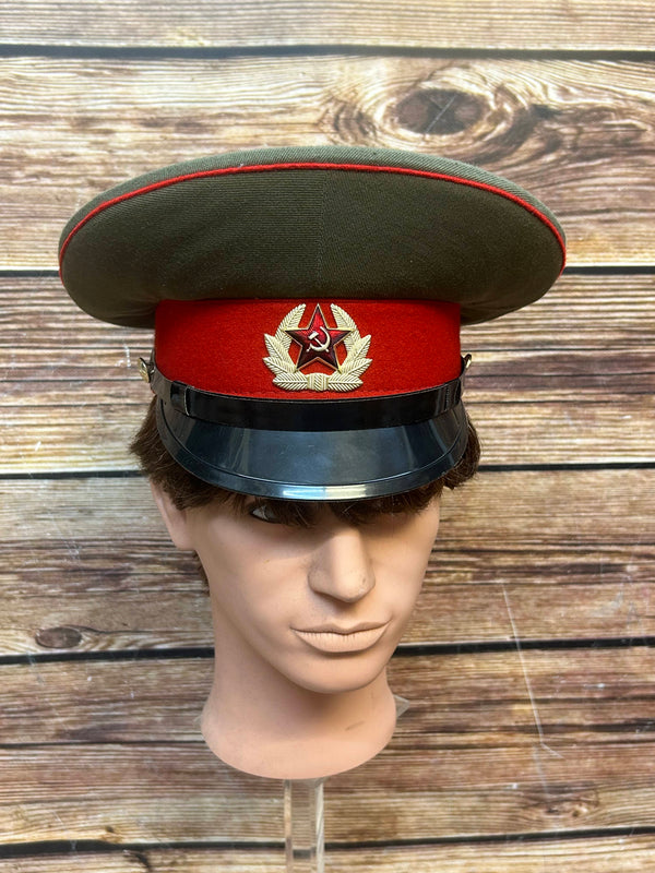 Sowjetische Schirmmütze UdSSR, Vorderansicht mit Abzeichen.