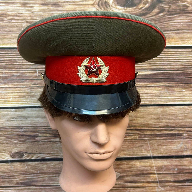 Sowjetische Schirmmütze UdSSR, Vorderansicht mit Abzeichen.