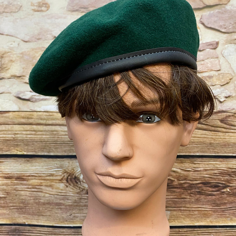 „Grünes Vintage Uniform-Barett Größe 60 aus 100 Prozent Wolle mit dunklem Rand auf Schaufensterkopf“