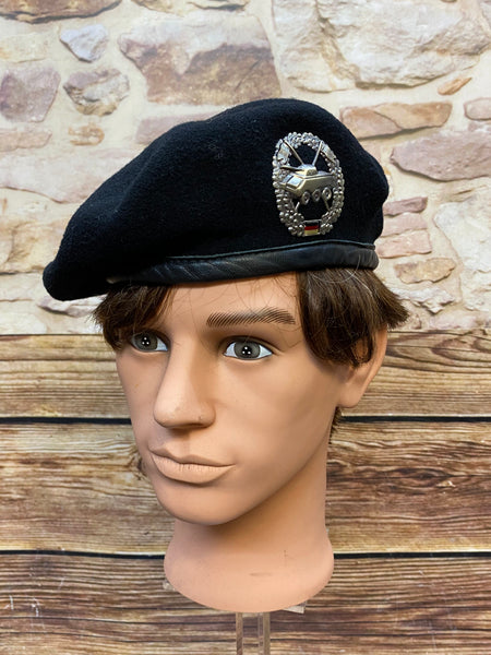 „Schwarzes Vintage Uniform-Barett Größe 58 aus 100 Prozent Wolle mit Metallabzeichen auf Schaufensterkopf“