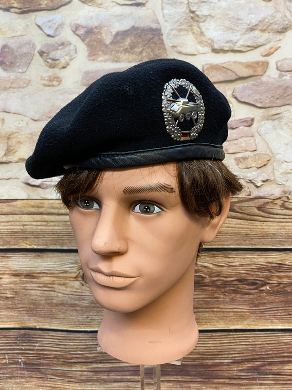 „Schwarzes Vintage Uniform-Barett Größe 58 aus 100 Prozent Wolle mit Metallabzeichen auf Schaufensterkopf“