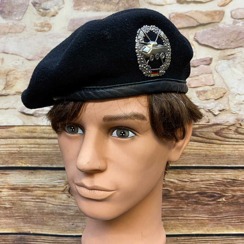 „Schwarzes Vintage Uniform-Barett Größe 58 aus 100 Prozent Wolle mit Metallabzeichen auf Schaufensterkopf“