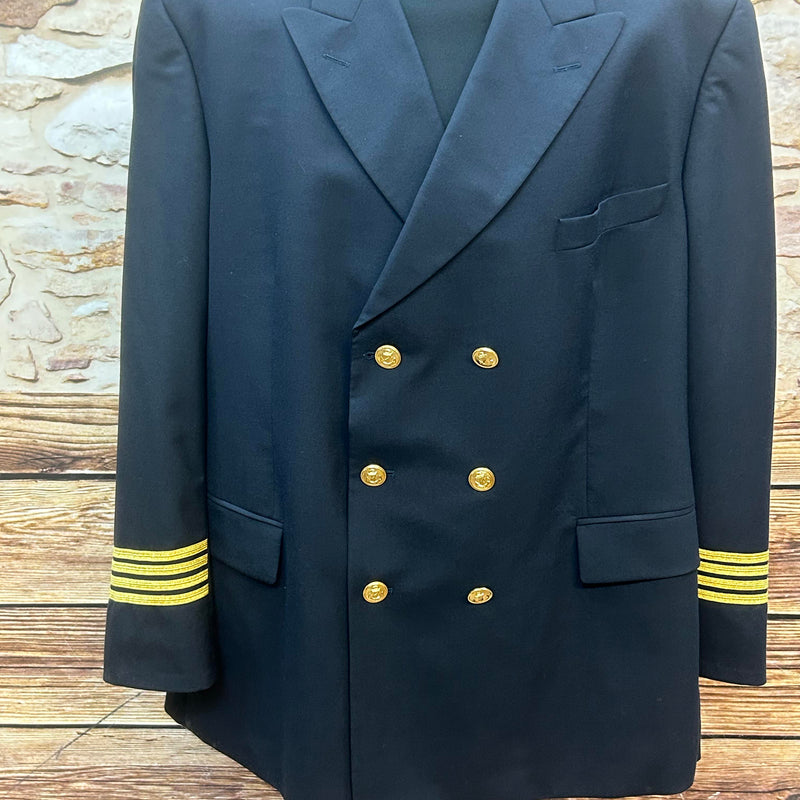 Dunkelblaues Vintage Uniform Sakko mit goldfarbenen Knöpfen und Rangstreifen an den Ärmeln, frontal fotografiert.