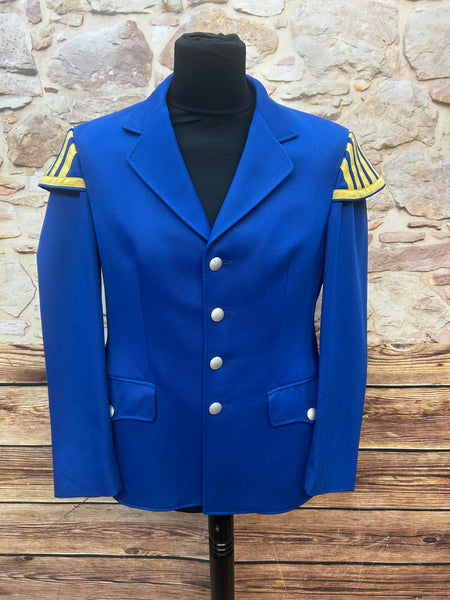 Vorderansicht der blauen Vintage-Uniformjacke mit goldenen Epauletten