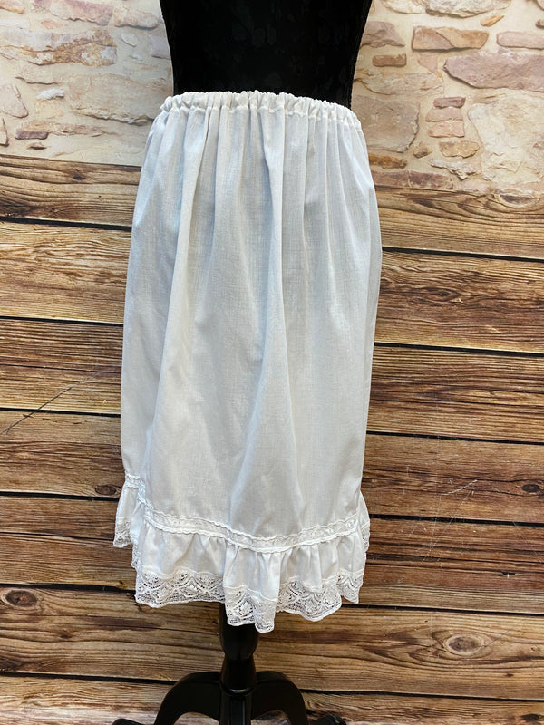 „Weißer Vintage Unterrock mit Spitzenabschluss Damen klassisch“