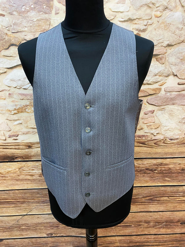„Vintage Herren-Weste dunkelgrau mit Nadelstreifen, Größe 48, frontale Ansicht“