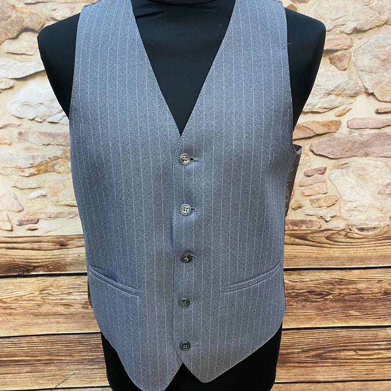 „Vintage Herren-Weste dunkelgrau mit Nadelstreifen, Größe 48, frontale Ansicht“