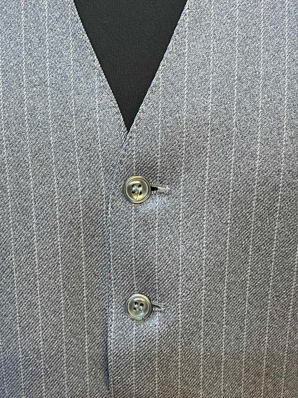 „Detail Nadelstreifen und Knopfloch der dunkelgrauen Vintage-Weste“