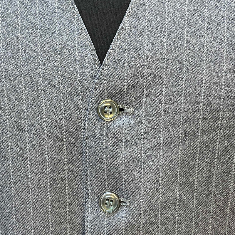 „Detail Nadelstreifen und Knopfloch der dunkelgrauen Vintage-Weste“