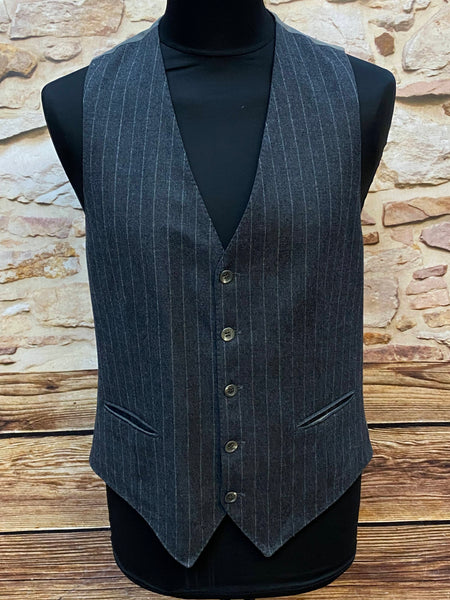 „Vintage Herren-Weste in Dunkelgrau mit Nadelstreifen, Größe 48, frontale Ansicht“