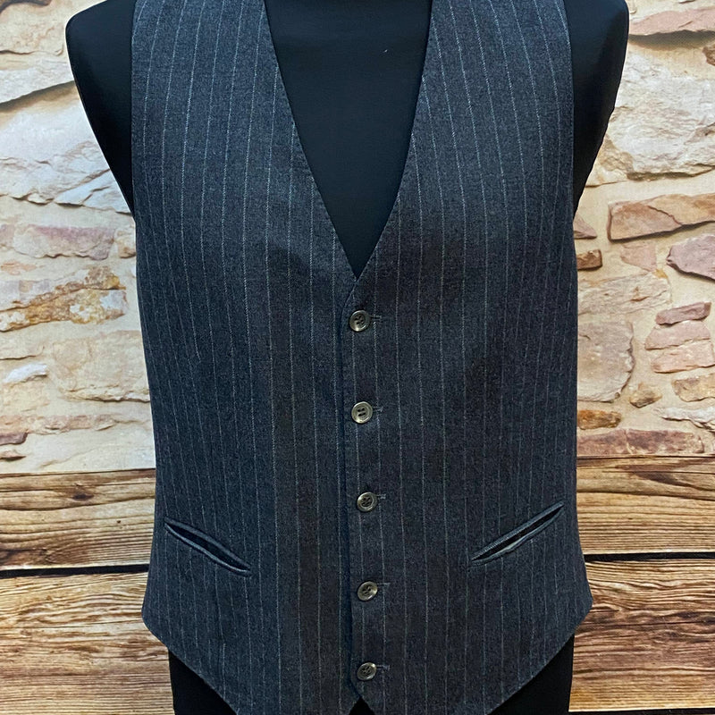 „Vintage Herren-Weste in Dunkelgrau mit Nadelstreifen, Größe 48, frontale Ansicht“