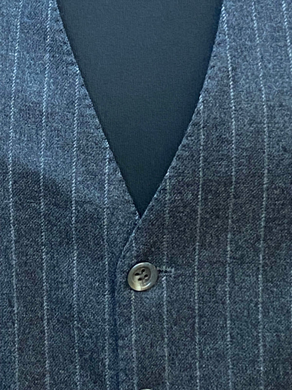 „Detailansicht Knopfleiste und Nadelstreifen der grauen Vintage-Weste“