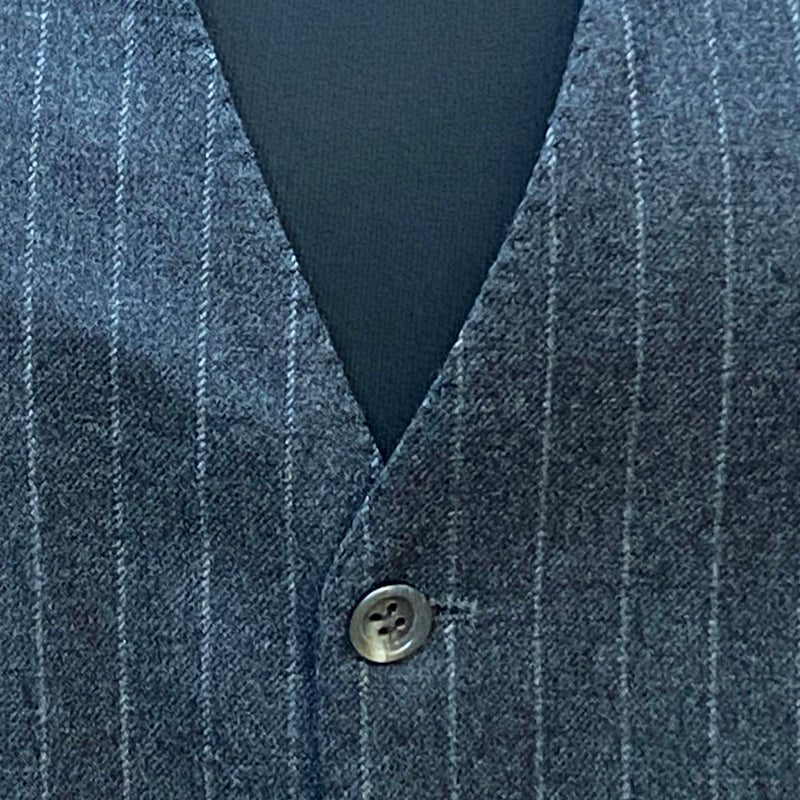 „Detailansicht Knopfleiste und Nadelstreifen der grauen Vintage-Weste“