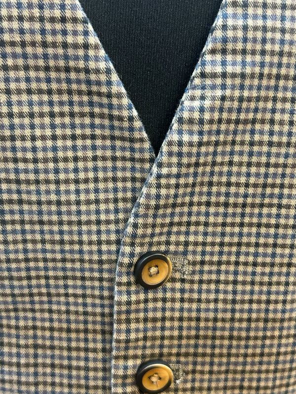 Detailaufnahme Knopfleiste der karierten Vintage Weste.