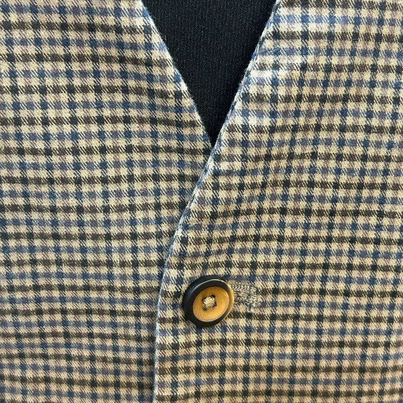 Detailaufnahme Knopfleiste der karierten Vintage Weste.