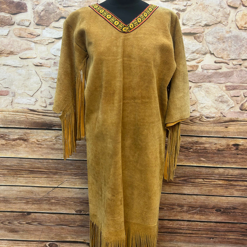 Vintage Wildleder-Fransenkleid in Camelbraun, Größe 38, V-Ausschnitt mit Bordüre, lange Fransen an Saum und Ärmeln, Unikat, mit leichter Patina