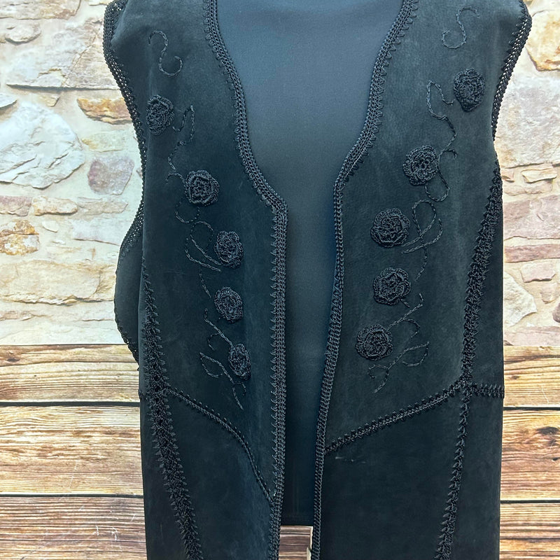 Vintage Wildlederweste XXXL schwarz mit Blumenstickerei und Patchwork-Details