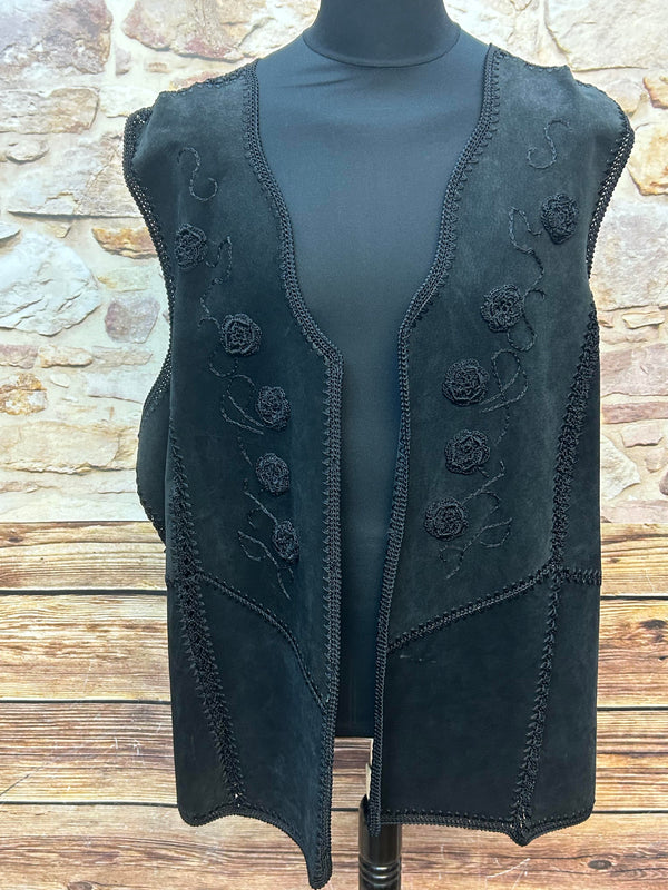 „Vintage Damen Weste Wildleder schwarz Stickerei XXXL Vorderansicht“