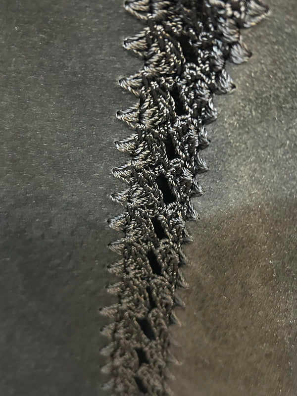 „Detail schwarze Wildlederweste Patchwork Ziernähte Vintage Damen“