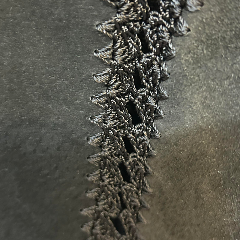 „Detail schwarze Wildlederweste Patchwork Ziernähte Vintage Damen“