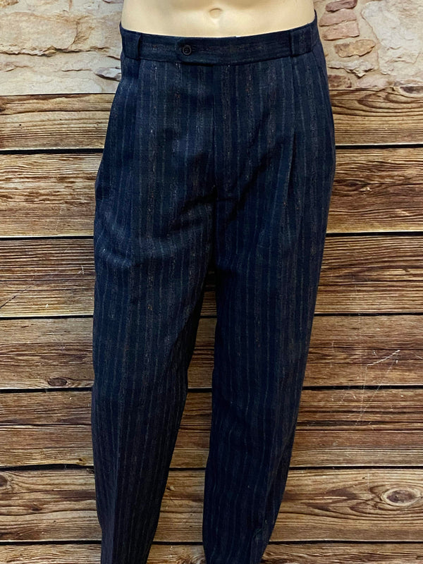 „Vintage Herrenhose anthrazit mit dezentem Streifen, Größe 50, Frontansicht, ungetragen“