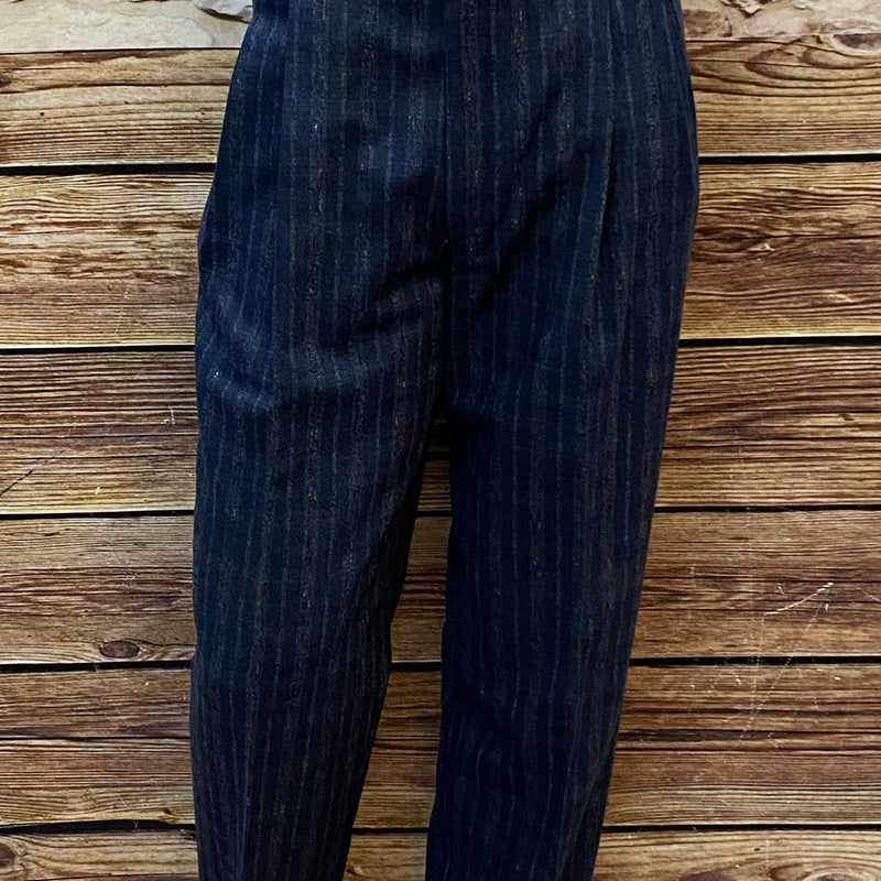 „Vintage Herrenhose anthrazit mit dezentem Streifen, Größe 50, Frontansicht, ungetragen“