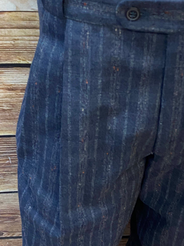 „Nahaufnahme Bundfalten und Struktur der Vintage Wollmix-Hose, Größe 50“