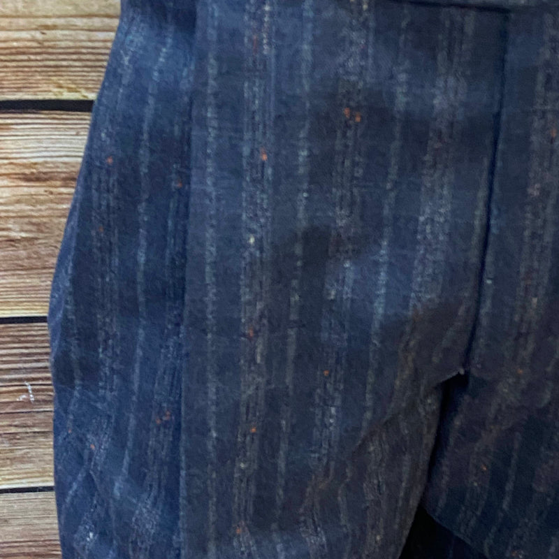 „Nahaufnahme Bundfalten und Struktur der Vintage Wollmix-Hose, Größe 50“