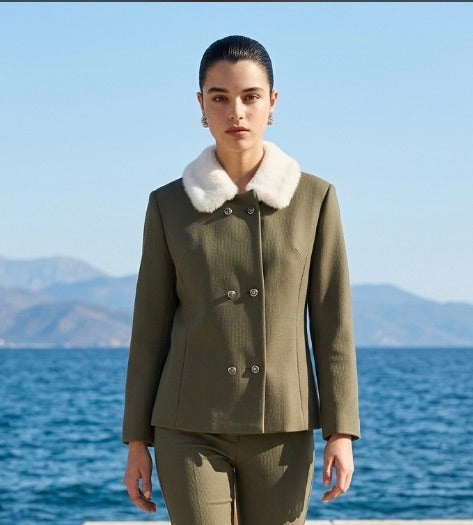 „Vintage Damen Wolljacke flaschengrün mit Fellkragen im 50er Jahre Stil“
