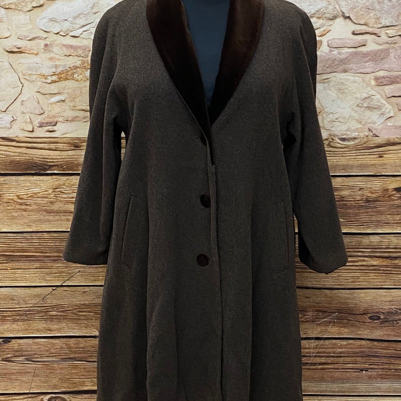 Brauner Vintage-Wollmantel für Damen, ca. Größe 42, mit dunkelbraunem Samtkragen und A-Linie, 80 % Wolle, sehr guter Zustand.