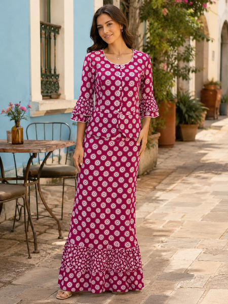 Model trägt knöchellangen magenta Vintage-Zweiteiler mit weißem Blumenmuster in sommerlicher Altstadt-Umgebung