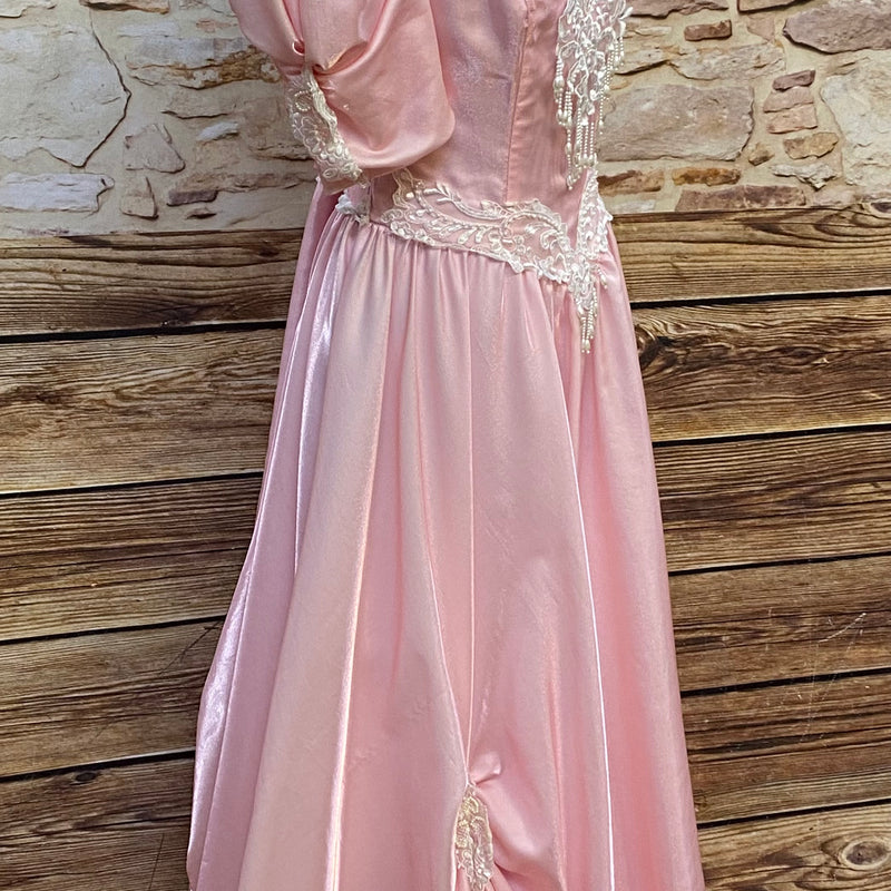 True Vintage Ballkleid in Rosa mit Perlen