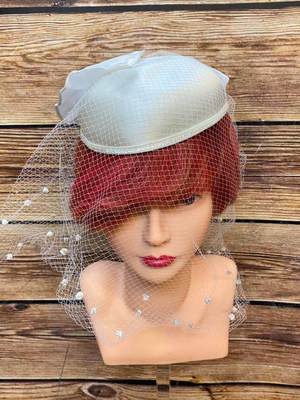 Eleganter Vintage Brauthut mit Schleife und Netzschleier, helles Creme